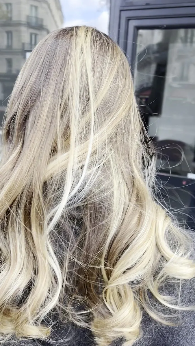 Balayage naturel sur cheveux longs réalisé chez Esprit Basora