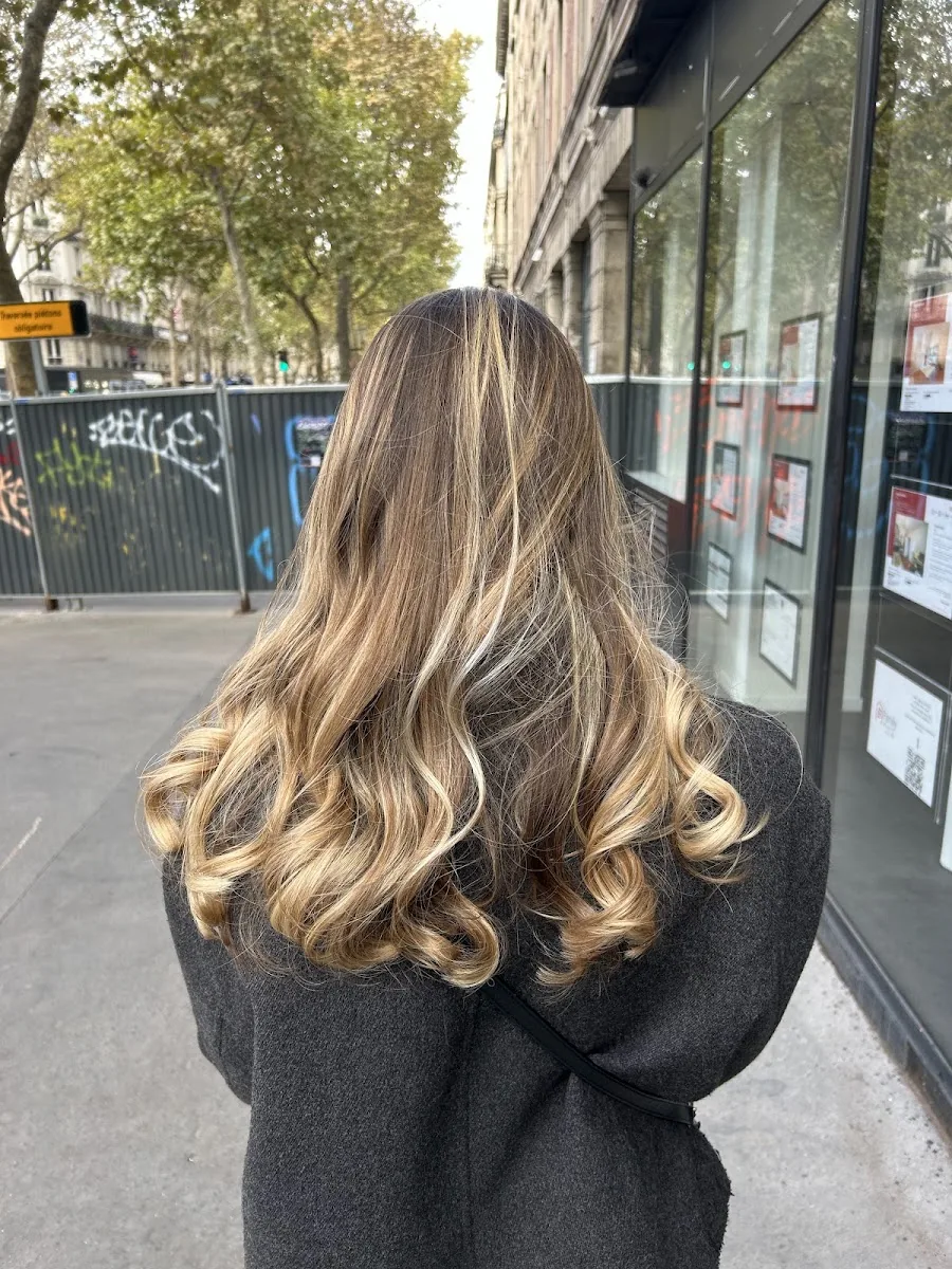 Balayage réalisé chez Esprit Basora, devant le salon avenue Parmentier à Paris 11e